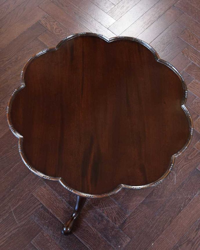 アンティークのテーブル　アンティーク家具　場所をとらず保管できる便利な家具、優雅なティーテーブル（ティルトップテーブル） 。テーブルを上から見ると、こんな感じです。(q-2015-f)