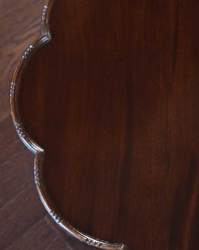 アンティークのテーブル　アンティーク家具　場所をとらず保管できる便利な家具、優雅なティーテーブル（ティルトップテーブル） 。ピッカピカに修復しました☆天板の塗装は職人がキレイに修復しているので、とてもキレイです！安心して使って下さい。(q-2015-f)