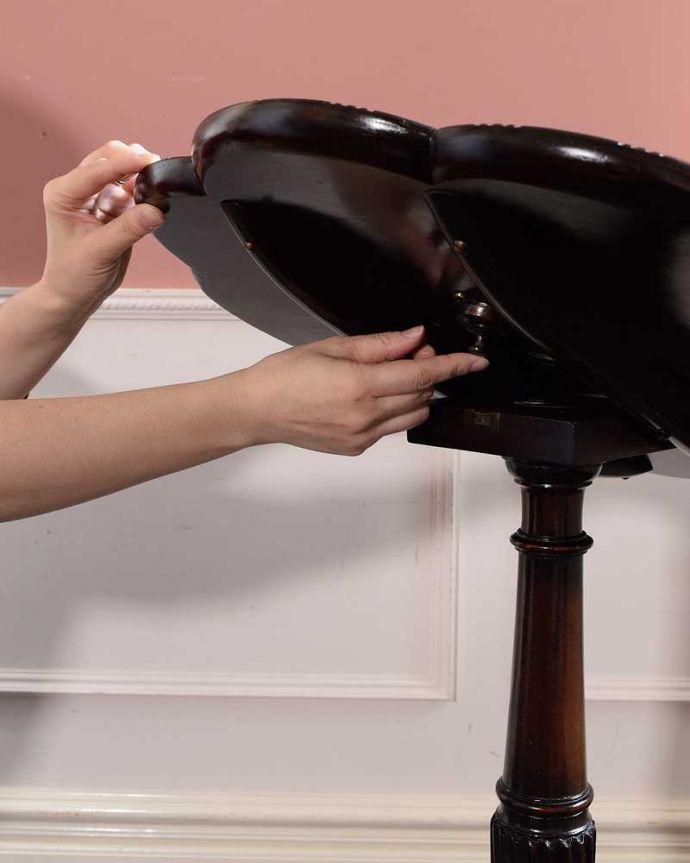 アンティークのテーブル　アンティーク家具　場所をとらず保管できる便利な家具、優雅なティーテーブル（ティルトップテーブル） 。あっという間に天板がセット出来ます女性でもカンタン。(q-2015-f)