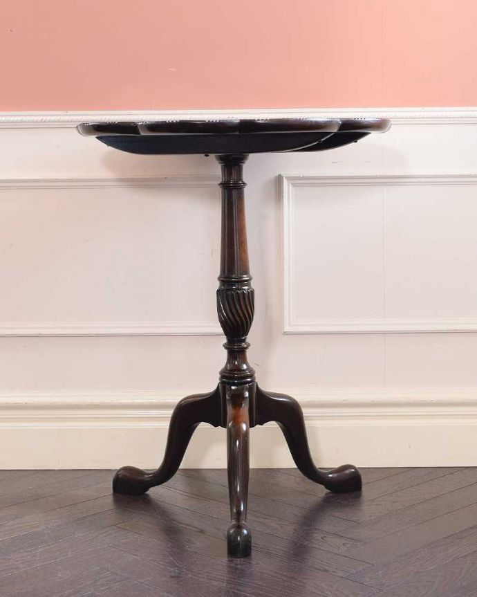 アンティークのテーブル　アンティーク家具　場所をとらず保管できる便利な家具、優雅なティーテーブル（ティルトップテーブル） 。サイドはこんな感じ横から見るとこんな感じ。(q-2015-f)