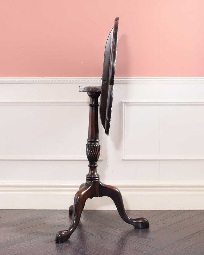 アンティークのテーブル　アンティーク家具　場所をとらず保管できる便利な家具、優雅なティーテーブル（ティルトップテーブル） 。横から見ると･･･よく分かるでしょう〜！使わないときはこんな風にコンパクトに収納できるので便利なんです。(q-2015-f)