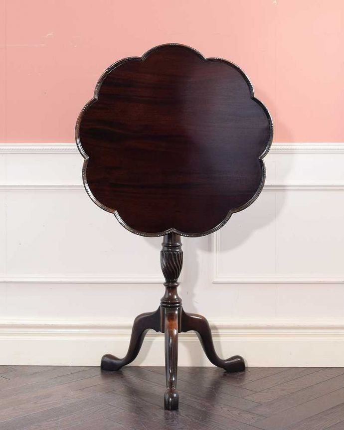 アンティークのテーブル　アンティーク家具　場所をとらず保管できる便利な家具、優雅なティーテーブル（ティルトップテーブル） 。立てて見ると、スクリーン畳んだ所を正面から見るとこんな感じ。(q-2015-f)