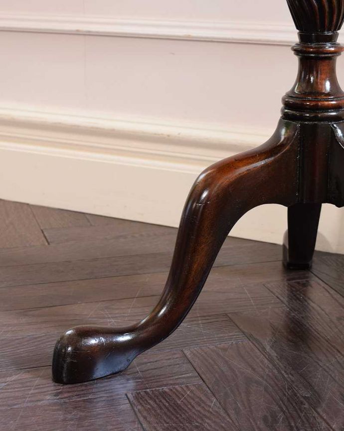 アンティークのテーブル　アンティーク家具　場所をとらず保管できる便利な家具、優雅なティーテーブル（ティルトップテーブル） 。持ち上げなくても移動できます！Handleのアンティークは、脚の裏にフェルトキーパーをお付けしていますので、床を滑らせてれば女性1人でも移動が簡単です。(q-2015-f)