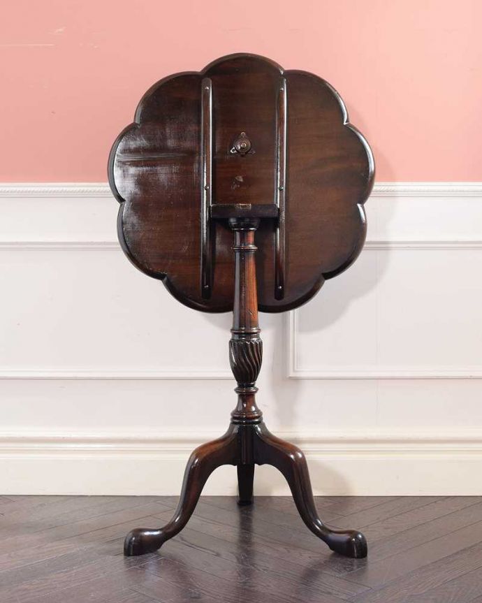 アンティークのテーブル　アンティーク家具　場所をとらず保管できる便利な家具、優雅なティーテーブル（ティルトップテーブル） 。後ろ姿もキレイなんですアンティークは新品ではないので、もちろん経年変化によるキズはありますが、専門の職人がキレイにお直しをしているので、後ろ姿もキレイです。(q-2015-f)