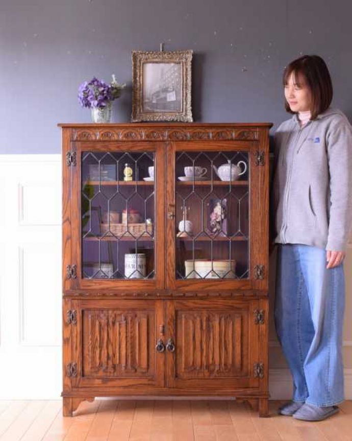 アンティークのキャビネット　アンティーク家具　おしゃれな本棚が欲しい方に、ステンドグラス扉のアンティークのブックケース。ステンドグラスの扉が美しいキャビネット扉がステンドグラスになっているから、キャビネットとステンドグラスの両方を一気に手に入れることが出来ちゃうんです。(q-2016-f)