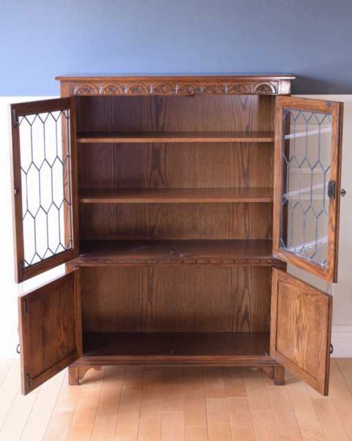 アンティークのキャビネット　アンティーク家具　おしゃれな本棚が欲しい方に、ステンドグラス扉のアンティークのブックケース。扉を開けた内側はこんな感じですキャビネットの中も職人がしっかり修復したのでキレイです。(q-2016-f)