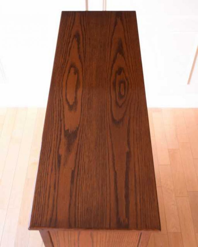 アンティークのキャビネット　アンティーク家具　おしゃれな本棚が欲しい方に、ステンドグラス扉のアンティークのブックケース。天板もキレイに仕上げました。(q-2016-f)