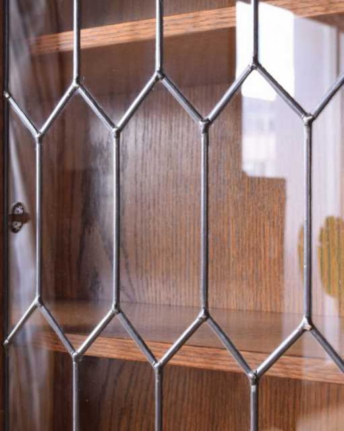 アンティークのキャビネット　アンティーク家具　おしゃれな本棚が欲しい方に、ステンドグラス扉のアンティークのブックケース。アンティークのガラスの美しさガラスも古いアンティークのステンドグラスは独特の雰囲気が魅力。(q-2016-f)