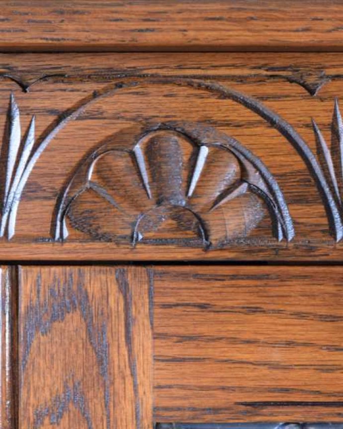 アンティークのキャビネット　アンティーク家具　おしゃれな本棚が欲しい方に、ステンドグラス扉のアンティークのブックケース。いろんな場所にこだわり彫のデザインもいろいろです。(q-2016-f)