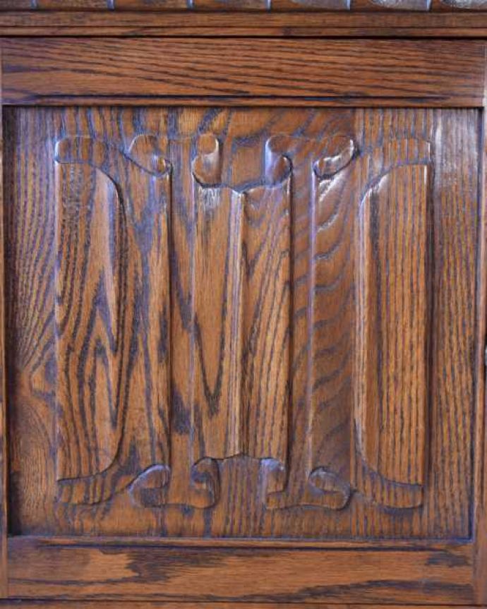 アンティークのキャビネット　アンティーク家具　おしゃれな本棚が欲しい方に、ステンドグラス扉のアンティークのブックケース。ここの彫も最上級の美しさいろんな部分の美しさが重なり合って、最上級の美しさを醸し出してくれます。(q-2016-f)