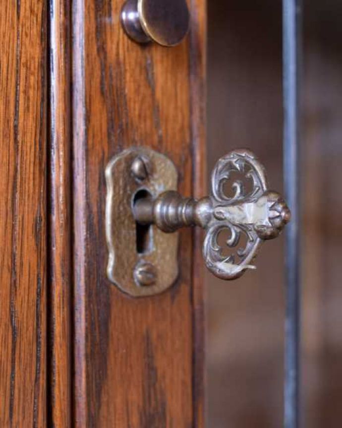 アンティークのキャビネット　アンティーク家具　おしゃれな本棚が欲しい方に、ステンドグラス扉のアンティークのブックケース。大切なものも収納出来ますおとぎ話に出てくるような可愛いアンティークの鍵が付いています。(q-2016-f)