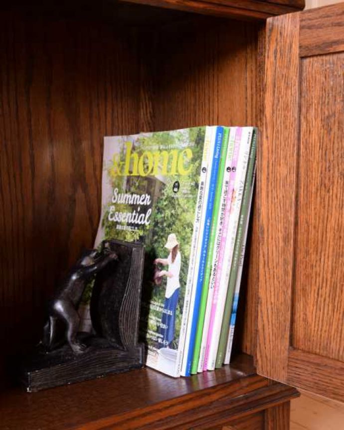 アンティークのキャビネット　アンティーク家具　おしゃれな本棚が欲しい方に、ステンドグラス扉のアンティークのブックケース。扉の中は収納たっぷりA4サイズの雑誌までしっかり収納出来ちゃう大きさ。(q-2016-f)