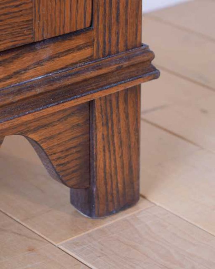 アンティークのキャビネット　アンティーク家具　おしゃれな本棚が欲しい方に、ステンドグラス扉のアンティークのブックケース。女性１人でもラクに運べちゃうヒミツHandleのアンティークは、脚の裏にフェルトキーパーをお付けしているので、床を滑らせれば女性でも移動がカンタンに出来ます！ご安心下さい。(q-2016-f)