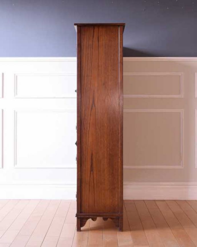 アンティークのキャビネット　アンティーク家具　おしゃれな本棚が欲しい方に、ステンドグラス扉のアンティークのブックケース。横から見てもステキもちろん横もキレイに修復していますので、横顔だって美しいんです。(q-2016-f)