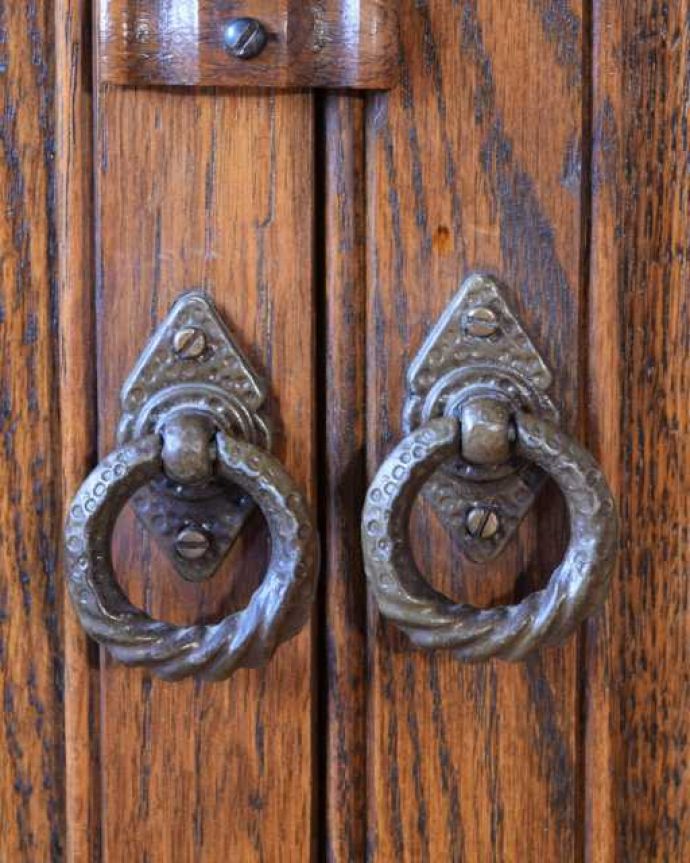 アンティークのキャビネット　アンティーク家具　おしゃれな本棚が欲しい方に、ステンドグラス扉のアンティークのブックケース。大切なものも収納出来ますおとぎ話に出てくるような可愛いアンティークの鍵が付いています。(q-2016-f)