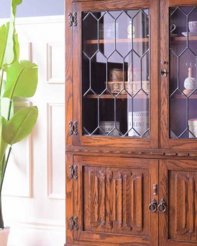 アンティークのキャビネット　アンティーク家具　おしゃれな本棚が欲しい方に、ステンドグラス扉のアンティークのブックケース。まずはステンドグラスを楽しみましょう現代のように機械が発達していない時代に作られたステンドグラス。(q-2016-f)