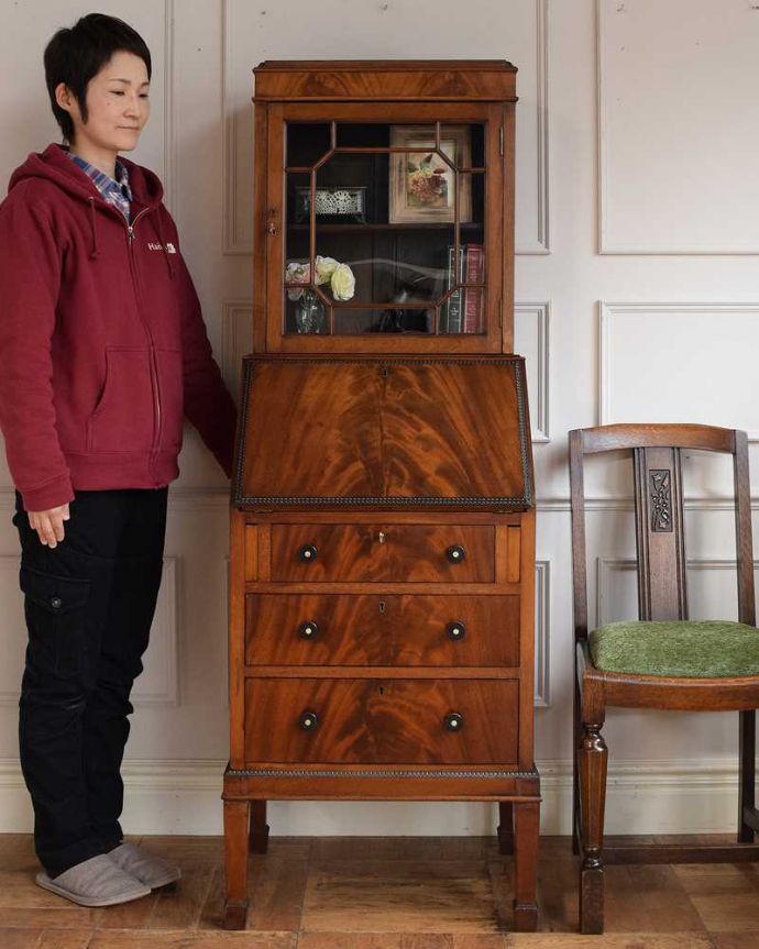 ビューロー アンティーク家具 美しいマホガニー材のアンティーク家具、英国のビューローブックケース(本棚とデスク)。1つで3役こなしちゃう贅沢な家具見た目はガラスキャビネットなのに、デスクとチェストの機能も備えたビューローブックケース。(q-2017-f)