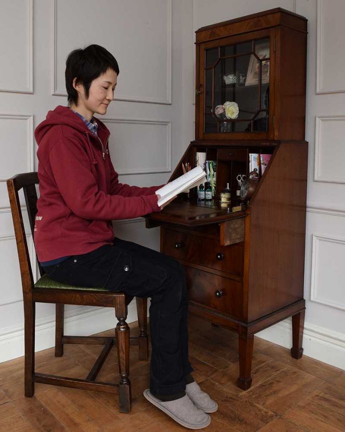 ビューロー アンティーク家具 美しいマホガニー材のアンティーク家具、英国のビューローブックケース(本棚とデスク)。あっという間に自分だけの贅沢デスク扉を前に倒すとデスクが登場。(q-2017-f)