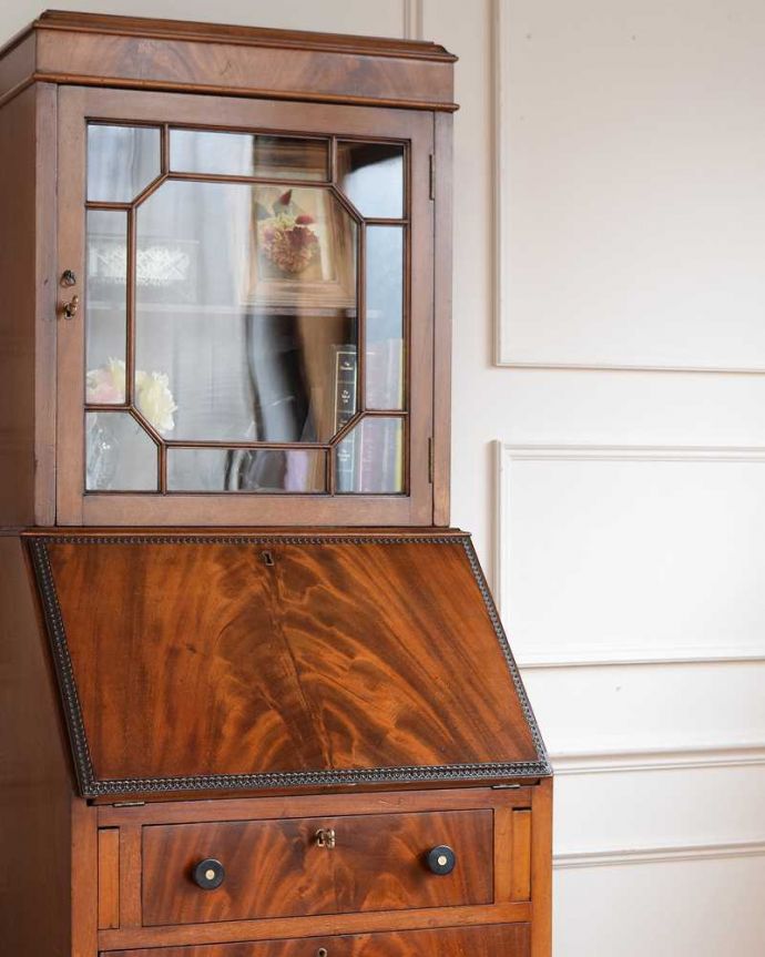 ビューロー アンティーク家具 美しいマホガニー材のアンティーク家具、英国のビューローブックケース(本棚とデスク)。英国アンティークらしいガラス扉の美しさデスクの上はガラス扉のキャビネット。(q-2017-f)