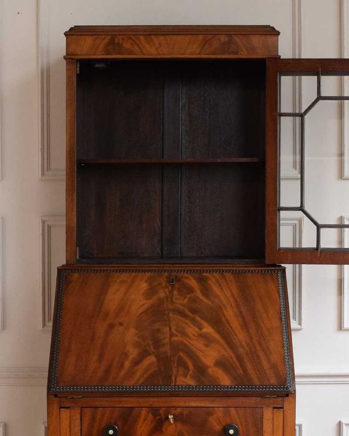 ビューロー アンティーク家具 美しいマホガニー材のアンティーク家具、英国のビューローブックケース(本棚とデスク)。美しいガラス扉の中身は・・・専門の職人がしっかり修復したので、扉の中もこんな感じでキレイです。(q-2017-f)