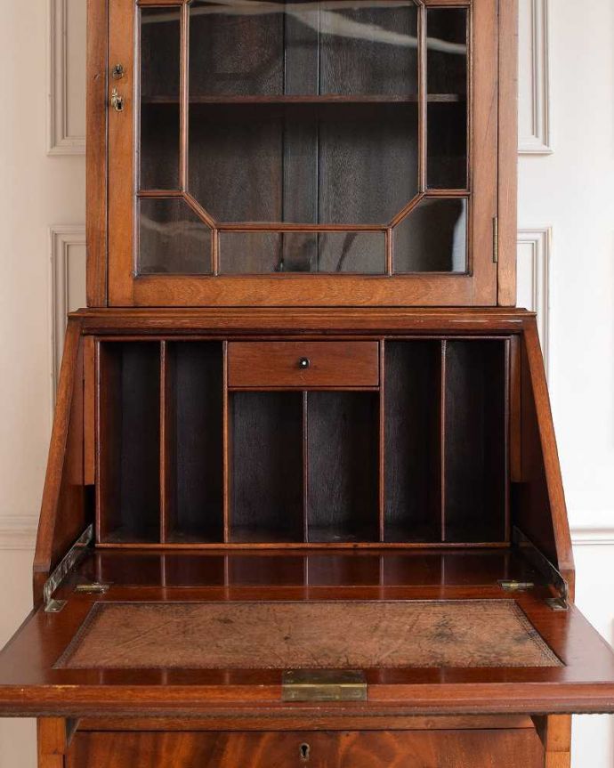 ビューロー アンティーク家具 美しいマホガニー材のアンティーク家具、英国のビューローブックケース(本棚とデスク)。お片付け上手のヒミツ扉の中身はこんなに細かく仕切られています。(q-2017-f)