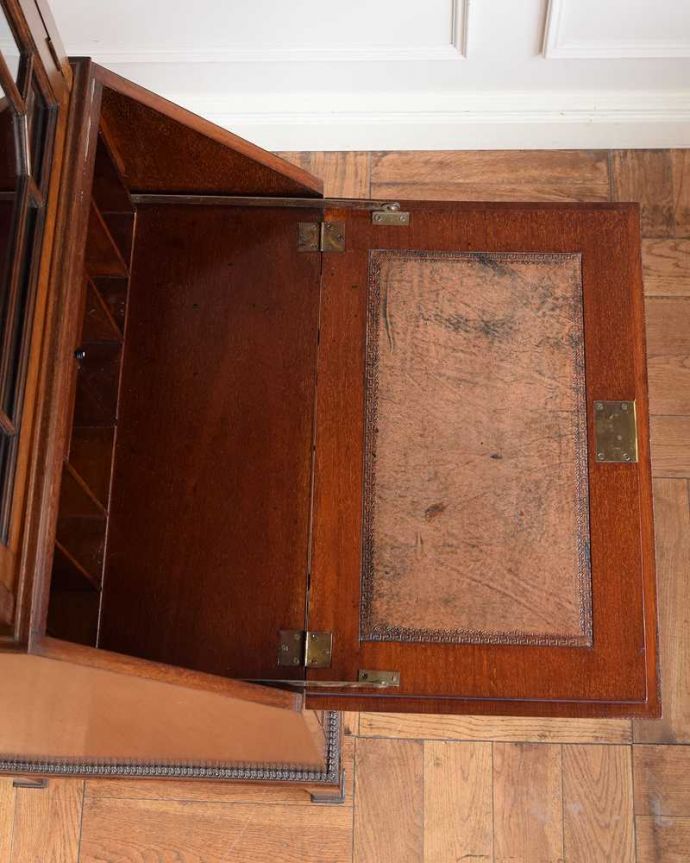 ビューロー アンティーク家具 美しいマホガニー材のアンティーク家具、英国のビューローブックケース(本棚とデスク)。デスクの天板を上から見ると・・・やっぱりデスクは天板部分が気になるから、専門の職人が古い塗装を剥離してピッカピカに修復しました。(q-2017-f)