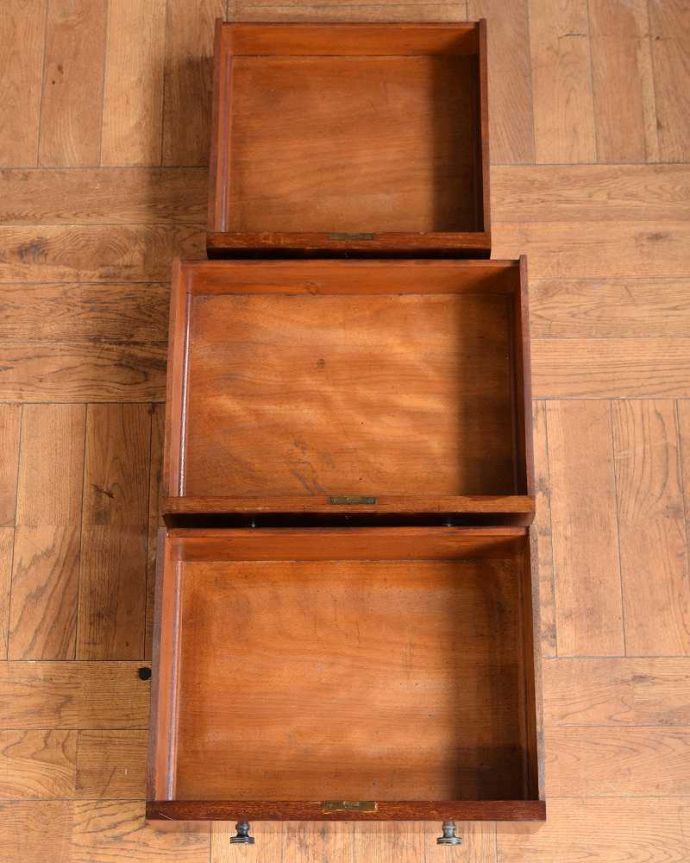 ビューロー アンティーク家具 美しいマホガニー材のアンティーク家具、英国のビューローブックケース(本棚とデスク)。何でも収納できる引き出しもちろん、引き出しの中もキレイに修復しました。(q-2017-f)