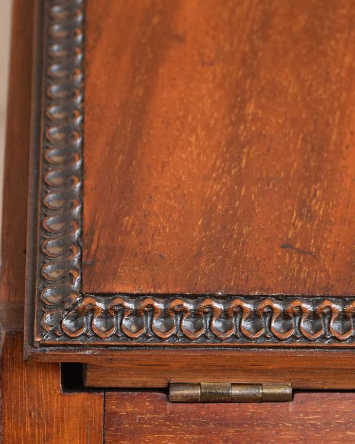 ビューロー アンティーク家具 美しいマホガニー材のアンティーク家具、英国のビューローブックケース(本棚とデスク)。惚れ惚れしちゃう美しさこんなに堅い無垢材に一体どうやって彫ったんだろう?と不思議になるくらい細かい彫にうっとりです。(q-2017-f)