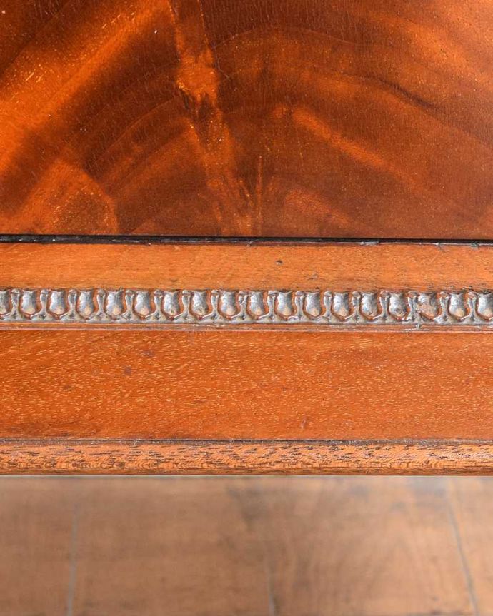 ビューロー アンティーク家具 美しいマホガニー材のアンティーク家具、英国のビューローブックケース(本棚とデスク)。いろんな場所にこだわり彫のデザインもいろいろです。(q-2017-f)