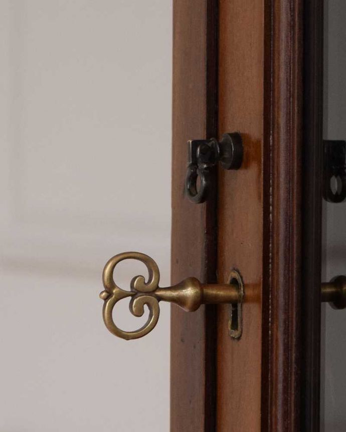 ビューロー アンティーク家具 美しいマホガニー材のアンティーク家具、英国のビューローブックケース(本棚とデスク)。アンティークらしいデザインこんな場所にも凝ったデザイン。(q-2017-f)