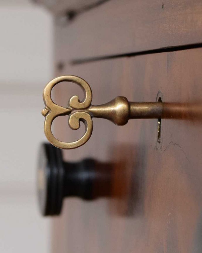 ビューロー アンティーク家具 美しいマホガニー材のアンティーク家具、英国のビューローブックケース(本棚とデスク)。鍵を使って開けて下さいおとぎ話から出てきたような可愛いアンティークの鍵で開け閉め出来ます。(q-2017-f)