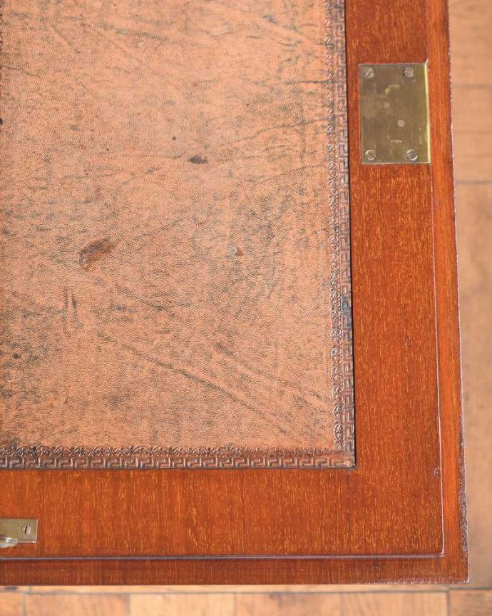 ビューロー アンティーク家具 美しいマホガニー材のアンティーク家具、英国のビューローブックケース(本棚とデスク)。天板部分もキレイですやっぱりデスクの天板部分は気になるポイント。(q-2017-f)