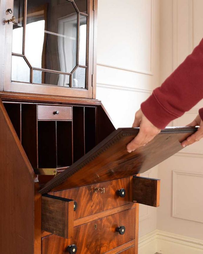 ビューロー アンティーク家具 美しいマホガニー材のアンティーク家具、英国のビューローブックケース(本棚とデスク)。あっという間にデスクに変身扉を前に倒すだけで、あっという間にデスクが登場!どんな場所にも似合う「魅せるデスク」です。(q-2017-f)