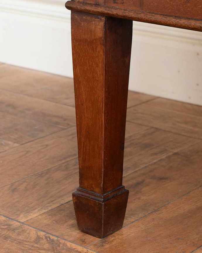 ビューロー アンティーク家具 美しいマホガニー材のアンティーク家具、英国のビューローブックケース(本棚とデスク)。女性でも運べちゃう理由は・・・Handleのアンティークは、脚の裏にフェルトキーパーをお付けしていますので、重い家具でも床を滑らせれて移動する事が出来ます。(q-2017-f)