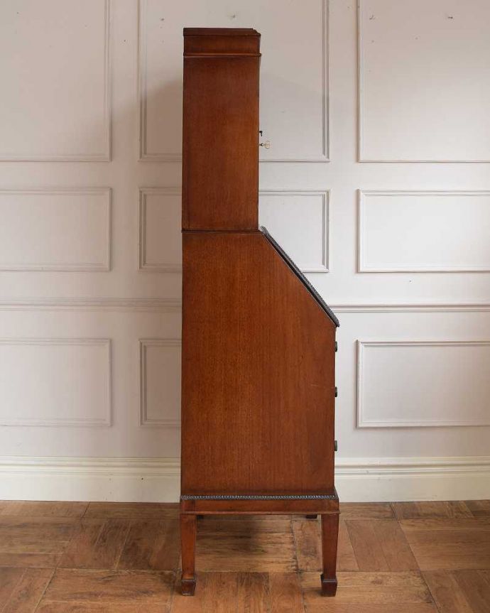 ビューロー アンティーク家具 美しいマホガニー材のアンティーク家具、英国のビューローブックケース(本棚とデスク)。横から見た姿もステキ横から見てみるとこんな感じです。(q-2017-f)