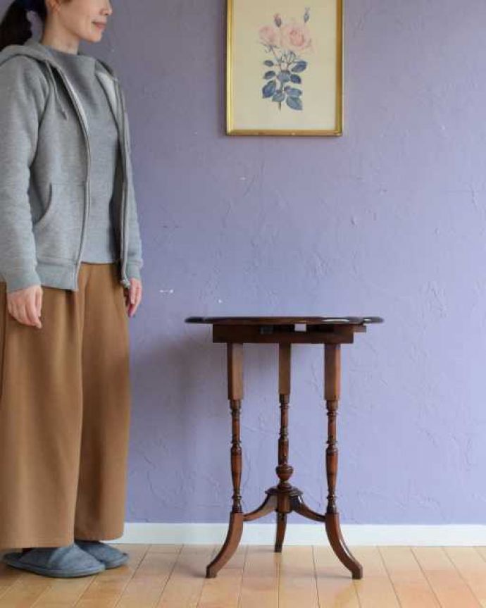 アンティークのテーブル　アンティーク家具　クローバー型の天板がオシャレなアンティーク家具、伸張式サイドテーブル（バタフライテーブル）。形が変わるアンティークのテーブルちょっとめずらしい天板の形が変わるアンティークのテーブル。(q-2018-f)