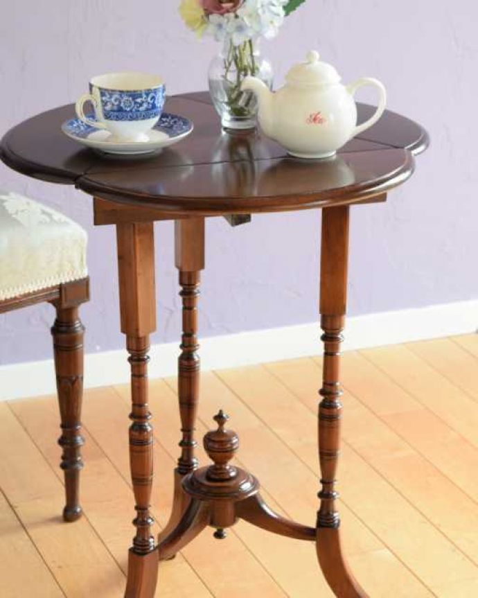 アンティークのテーブル　アンティーク家具　クローバー型の天板がオシャレなアンティーク家具、伸張式サイドテーブル（バタフライテーブル）。英国アンティークらしい脚の美しさが自慢どこに置いても目がいってしまう英国らしい脚のデザイン。(q-2018-f)