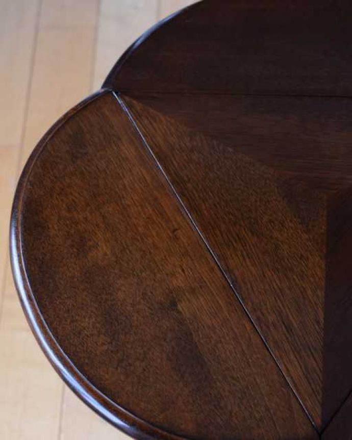 アンティークのテーブル　アンティーク家具　クローバー型の天板がオシャレなアンティーク家具、伸張式サイドテーブル（バタフライテーブル）。近づいてみると…アンティークは新品ではないので、もちろん経年変化によるキズはありますが、専門の職人がキレイにお直しをしているので、どこから見てもキレイです。(q-2018-f)