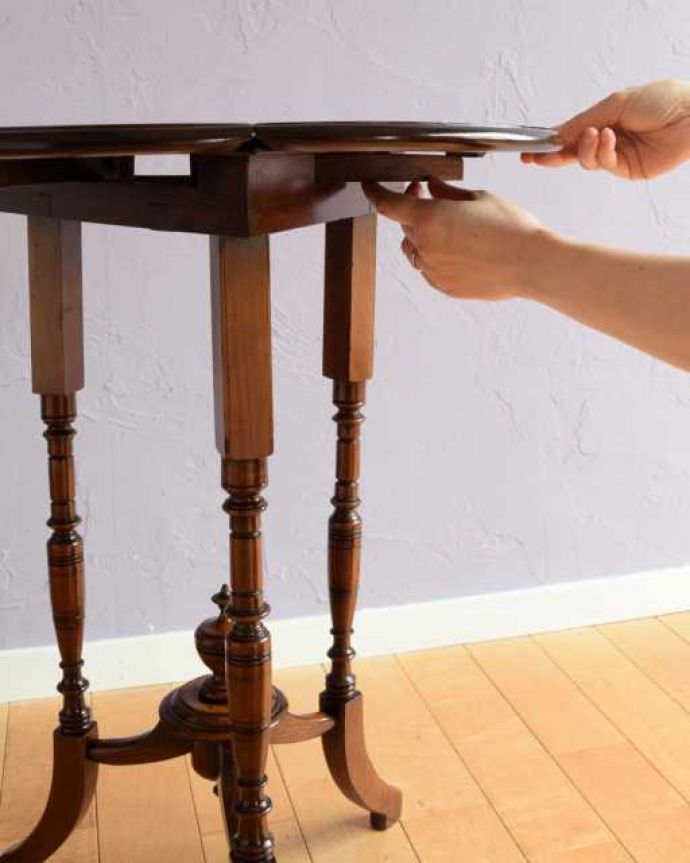 アンティークのテーブル　アンティーク家具　クローバー型の天板がオシャレなアンティーク家具、伸張式サイドテーブル（バタフライテーブル）。あっという間にサイズ変更OK！天板を上に持ち上げてレバーを引っ張り出すだけで、女性でもあっという間にサイズが変えれます。(q-2018-f)