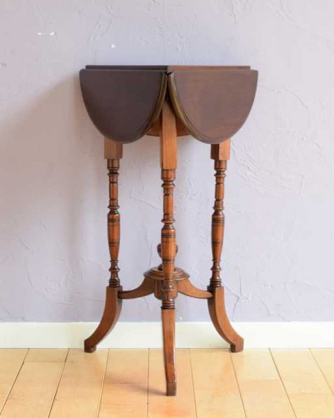 アンティークのテーブル　アンティーク家具　クローバー型の天板がオシャレなアンティーク家具、伸張式サイドテーブル（バタフライテーブル）。クルッと回転。(q-2018-f)