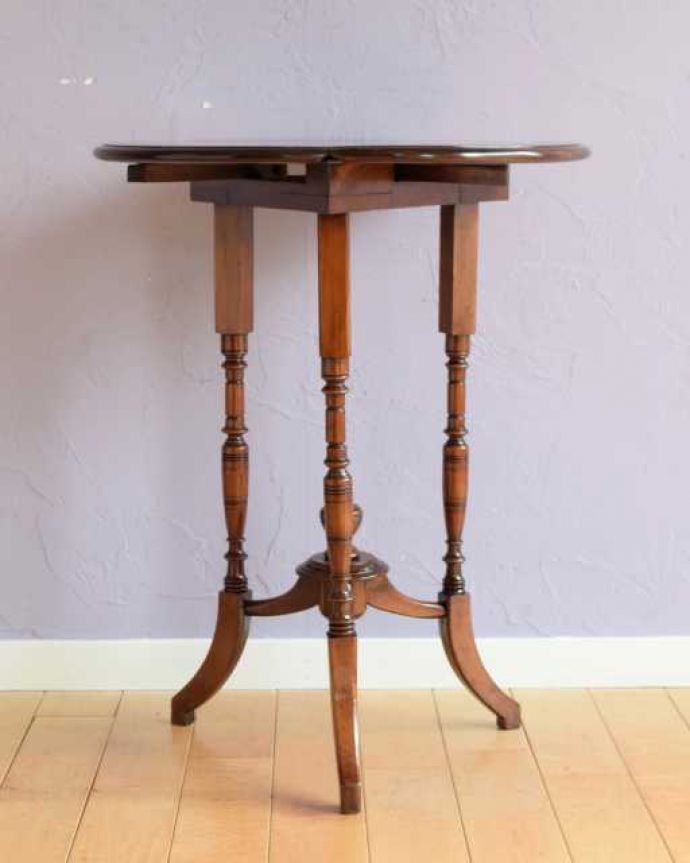 アンティークのテーブル　アンティーク家具　クローバー型の天板がオシャレなアンティーク家具、伸張式サイドテーブル（バタフライテーブル）。天板を広げるとこんな感じ開いても閉じても、自由に使える便利さが魅力です。(q-2018-f)