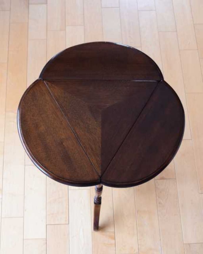 アンティークのテーブル　アンティーク家具　クローバー型の天板がオシャレなアンティーク家具、伸張式サイドテーブル（バタフライテーブル）。天板を広げてみると･･･広げてみると、まるで違う家具のような形。(q-2018-f)