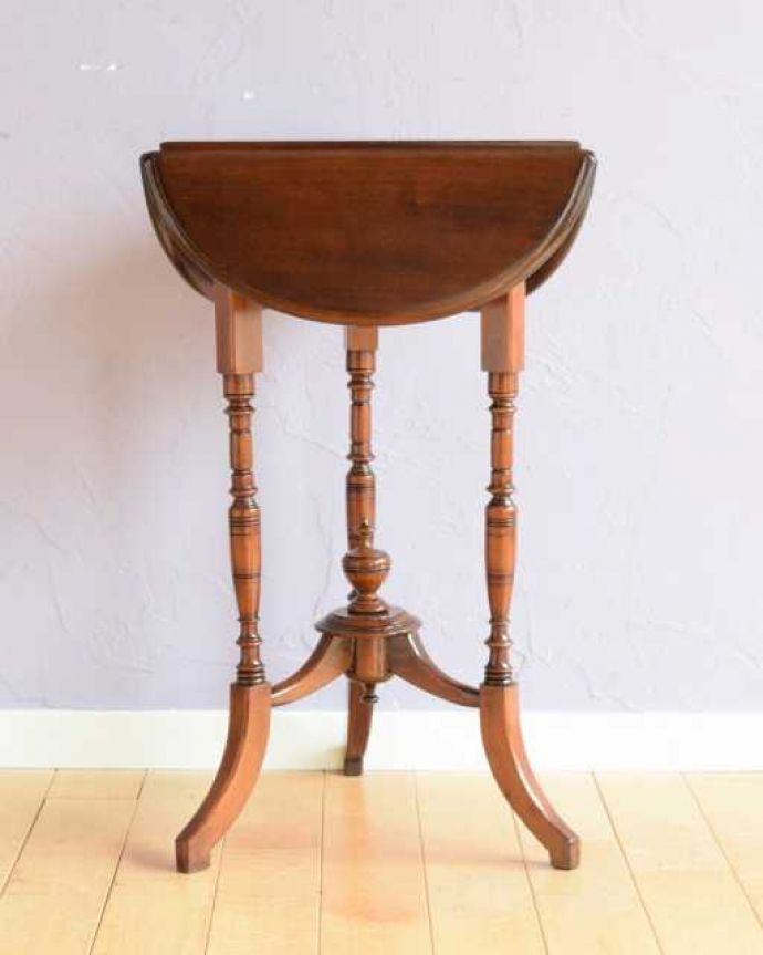 アンティークのテーブル　アンティーク家具　クローバー型の天板がオシャレなアンティーク家具、伸張式サイドテーブル（バタフライテーブル）。横から見てみると･･･リーフを畳めばとてもコンパクト。(q-2018-f)