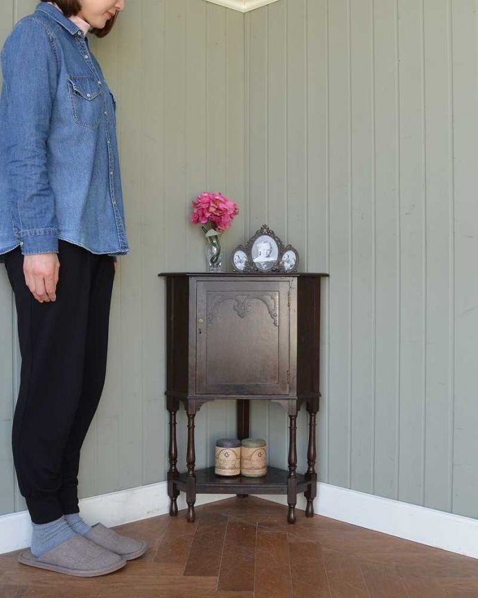 アンティークのキャビネット　アンティーク家具　お部屋の角に置くだけで絵になる英国輸入のアンティーク家具（コーナーカップボード）。お部屋を角から格上げしてくれますインテリアの素敵な国から来た家具は使い方も美しい･･･お部屋の角から華やかな雰囲気を作ってくれます。(q-2019-f)