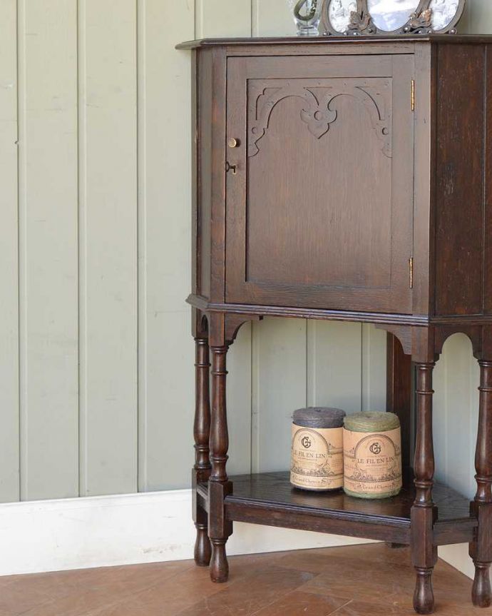 アンティークのキャビネット　アンティーク家具　お部屋の角に置くだけで絵になる英国輸入のアンティーク家具（コーナーカップボード）。お部屋の角にピタッと収まる飾り棚お部屋の角にピッタリ収まっちゃうから、どこでも使える便利なコーナーキャビネットです。(q-2019-f)