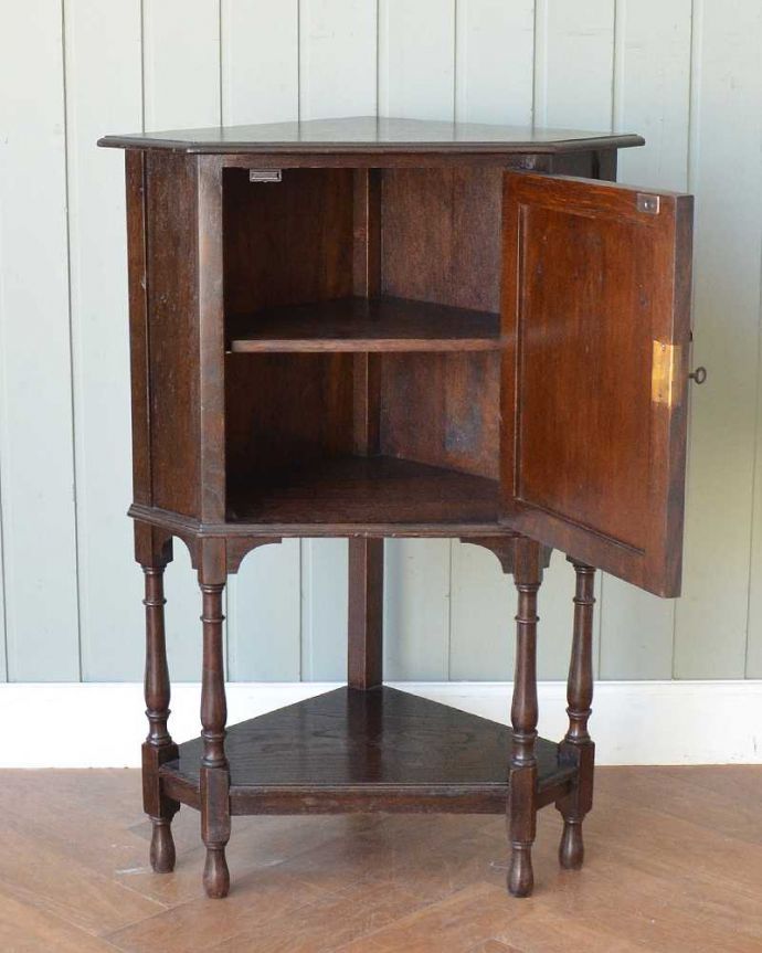 アンティークのキャビネット　アンティーク家具　お部屋の角に置くだけで絵になる英国輸入のアンティーク家具（コーナーカップボード）。扉の中を見てみると･･･しっかり収納して扉を閉めれば中身が見えません！いつでもお部屋はピッカピカです。(q-2019-f)