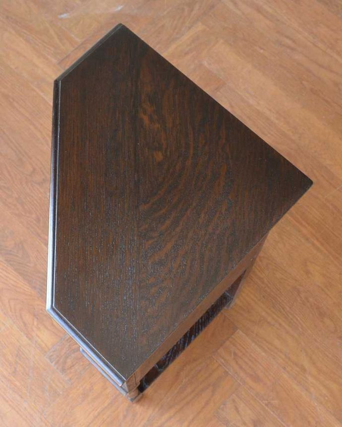 アンティークのキャビネット　アンティーク家具　お部屋の角に置くだけで絵になる英国輸入のアンティーク家具（コーナーカップボード）。上から見てるとこんな形のキャビネットです。(q-2019-f)