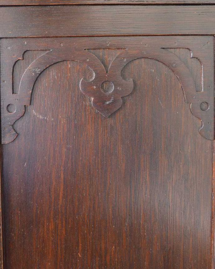 アンティークのキャビネット　アンティーク家具　お部屋の角に置くだけで絵になる英国輸入のアンティーク家具（コーナーカップボード）。惚れ惚れする彫の美しさこんなに堅い無垢材に一体どうやって彫ったんだろう？と不思議になるくらいアンティークらしく細かい彫りは眺めているだけでうっとりする美しさです。(q-2019-f)