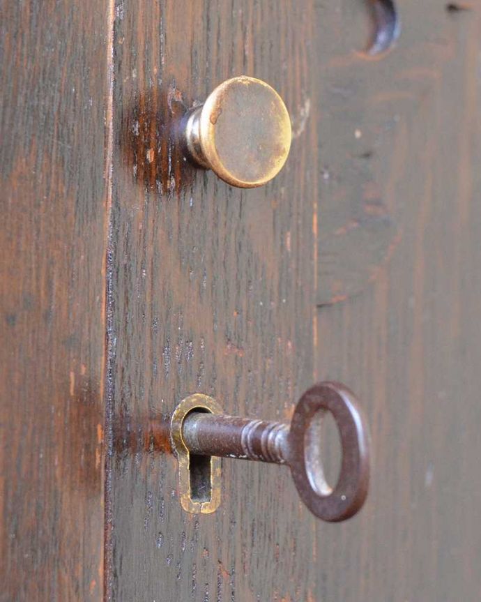 アンティークのキャビネット　アンティーク家具　お部屋の角に置くだけで絵になる英国輸入のアンティーク家具（コーナーカップボード）。開ける度にワクワク･･･カギも使えるように修復してあります。(q-2019-f)