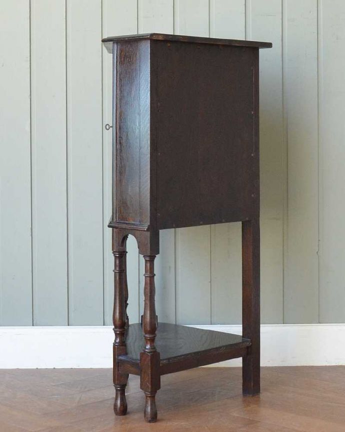 アンティークのキャビネット　アンティーク家具　お部屋の角に置くだけで絵になる英国輸入のアンティーク家具（コーナーカップボード）。クルッと回転。(q-2019-f)